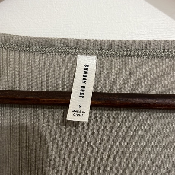 Aritzia Sunday Best Ribbed Cropped Tee - Picture 3 of 5